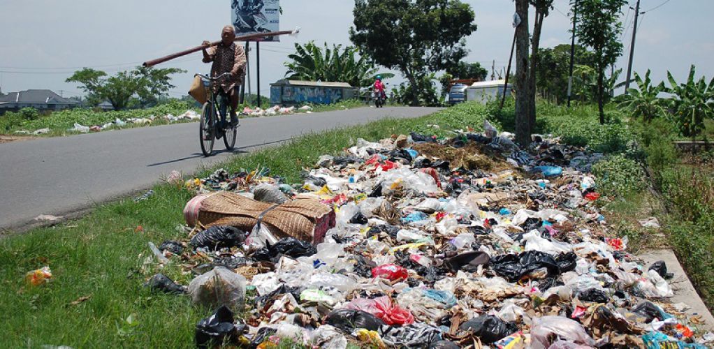 SAMPAH LIAR MAKIN TAK TERKONTROL DI DIY  Memperingati Hari Bumi 22 April 2016