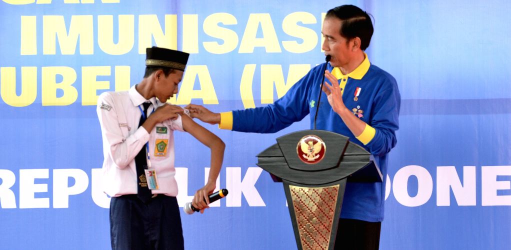 “DISUNTIK SAKIT NDAK?” PRESIDEN JOKOWI MENCANANGKAN IMUNISASI MR