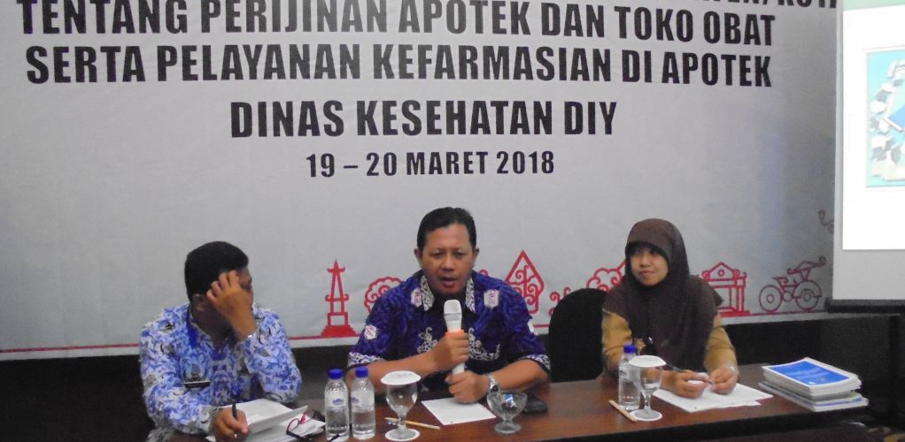 Pembekalan Tenaga Kesehatan di Kabupaten/Kota tentang Perizinan Apotek dan Toko Obat serta Pelayanan Kefarmasian di Apotek