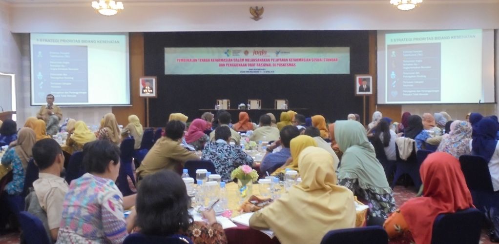 Pembekalan Tenaga Kefarmasian dalam Melaksanakan Pelayanan Kefarmasian Sesuai Standar dan Penggunaan Obat Rasional di Puskesmas.